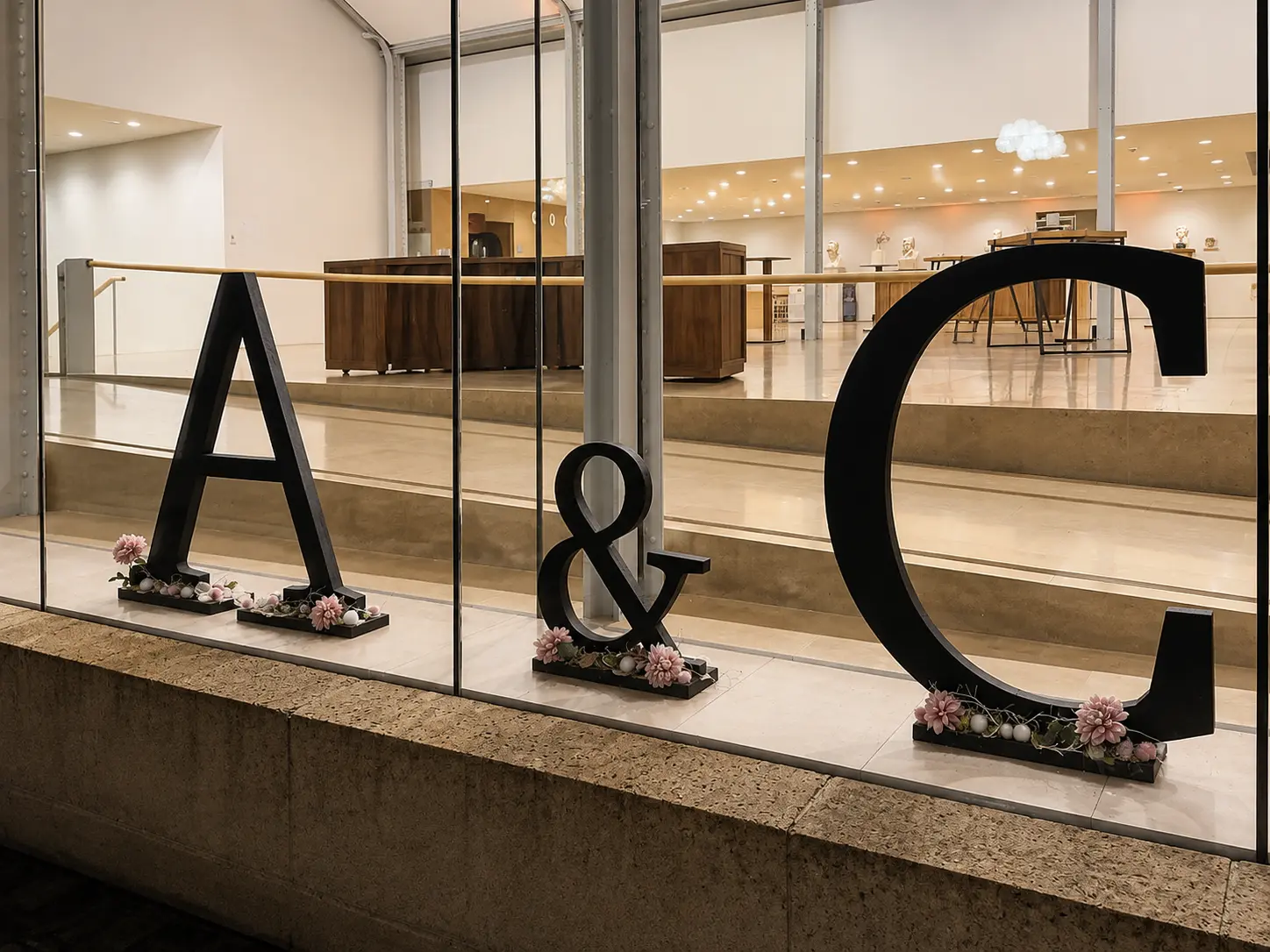 Lettres monumentales A et C décorées de fleurs