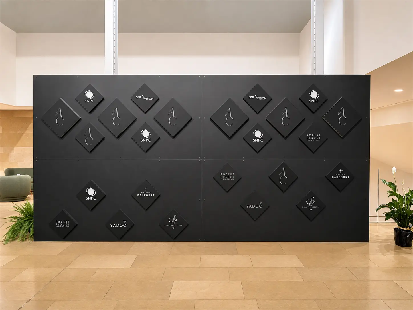 Mur noir personnalisé avec les logos des partenaires